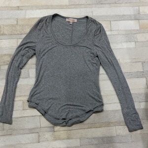 Philosophy Scoop Neck Long Sleeve Tee in Heather Gray